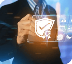 Persona interactuando con un ícono digital de escudo con marca de verificación