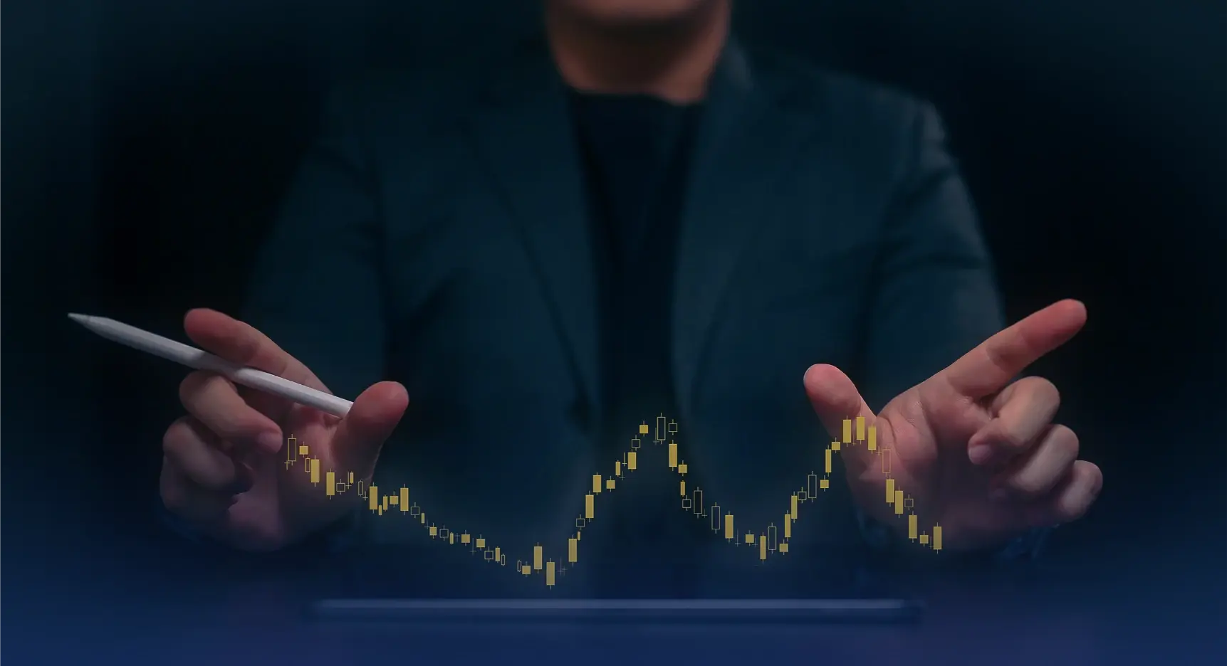 Persona analiza un gráfico financiero digital con velas amarillas sobre una pantalla interactiva.