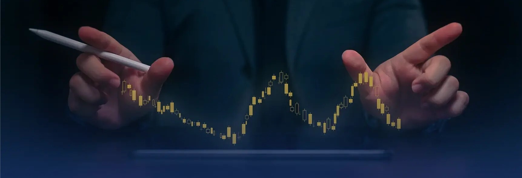 Persona analiza un gráfico financiero digital con velas amarillas sobre una pantalla interactiva.